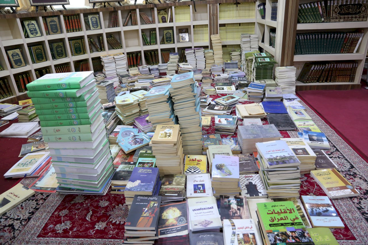 مكتبة مركز تراث البصرة تتسلم الوجبة الأولى من مكتبة الأديب البصري الراحل (علي انكيل)